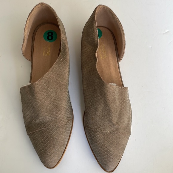 Catherine Malandrino beige open side flat shoes size 8 - Picture 2 of 9